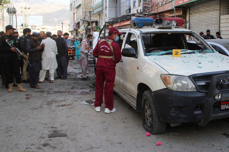 © Reuters. أفراد من السلطات الباكستانية في موقع تفجير في كويتا يوم الاثنين. تصوير ناصر أحمد- رويترز.