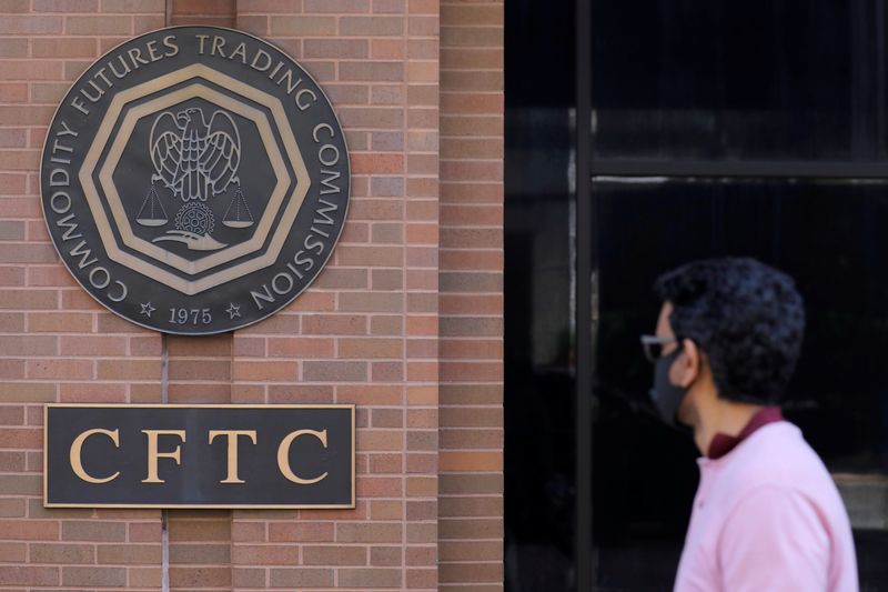 © Reuters. FILE PHOTO: Signage is seen outside of the US Commodity Futures Trading Commission (CFTC) in Washington, D.C., U.S., August 30, 2020. REUTERS/Andrew Kelly