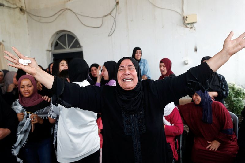 © Reuters. أقارب في حداد خلال جنازة فلسطيني قتل خلال مداهمة إسرائيلية قرب أريحا في الضفة الغربية المحتلة يوم الاثنين. تصوير محمد تركمان - رويترز.