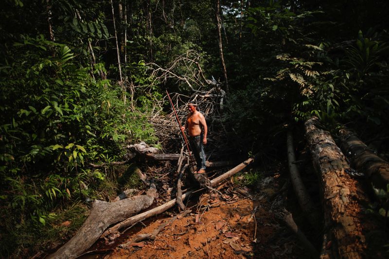 &copy; Reuters. Indígena Mura em área desmatada de uma terra indígena não demarcada na floresta amazônica perto de Humaitá
20/08/2019
REUTERS/Ueslei Marcelino