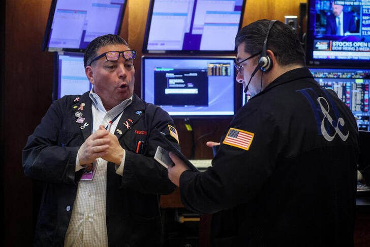 Wall Street cierra dispar a la espera de datos de inflación y ganancias de bancos