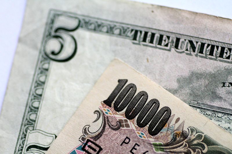 &copy; Reuters. FOTO DE ARCHIVO: Billetes de dólar estadounidense y yen japonés se ven en esta ilustración tomada el 2 de junio de 2017. REUTERS/Thomas White/Ilustración