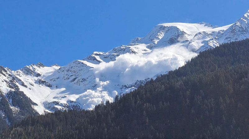 &copy; Reuters. Avalanche nos Alpes franceses, em Les Contamines-Montjoie, França
09/04/2023
Domaine Skiable des Contamines-Montjoie SECMH / Twitter @domaineskiable via REUTERS