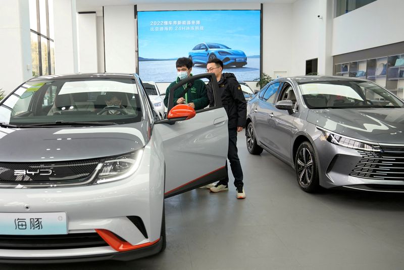 &copy; Reuters. FILE PHOTO: BYD electric vehicles (EV) are displayed at a car dealership in Shanghai, China, February 3, 2023. REUTERS/Aly Song