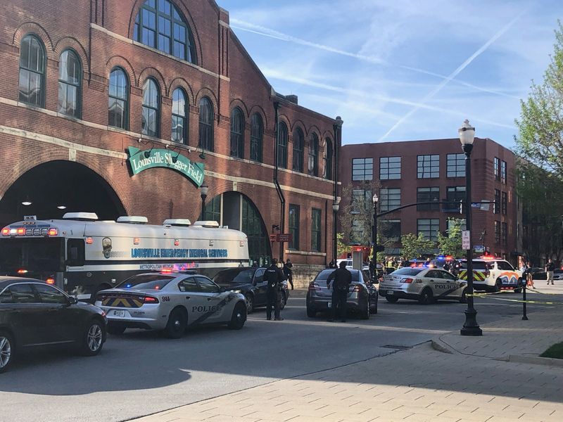 &copy; Reuters. Polícia Metropolitana de Louisville se posiciona para uma "situação policial ativa" que inclui baixas em massa perto do Slugger Field
10/04/2023
Michael Clevenger/USA Today Network via REUTERS