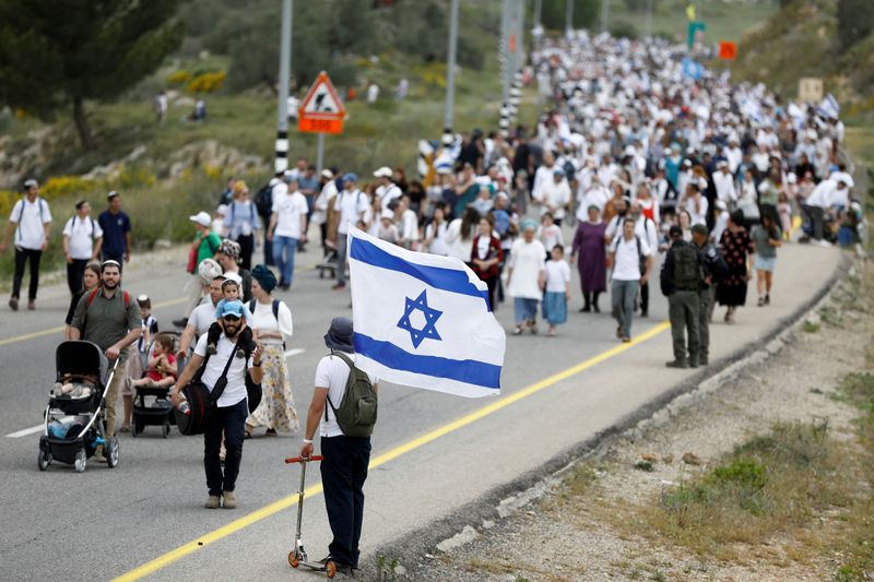 &copy; Reuters. Israeli settlers hold a protest march from Tapuach Junction to the Israeli settler outpost of Evyatar, in the Israeli-occupied West Bank, April 10, 2023. REUTERS/Nir Elias