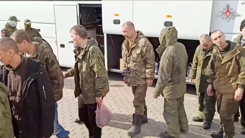 © Reuters. Imagem estática de vídeo divulgado pelo Ministério da Defesa da Rússia mostrando prisioneiros russos após última troca de prisioneiros de guerra em local desconhecido
10/04/2023
Ministério da Defesa da Rússia/Divulgação via REUTERS 