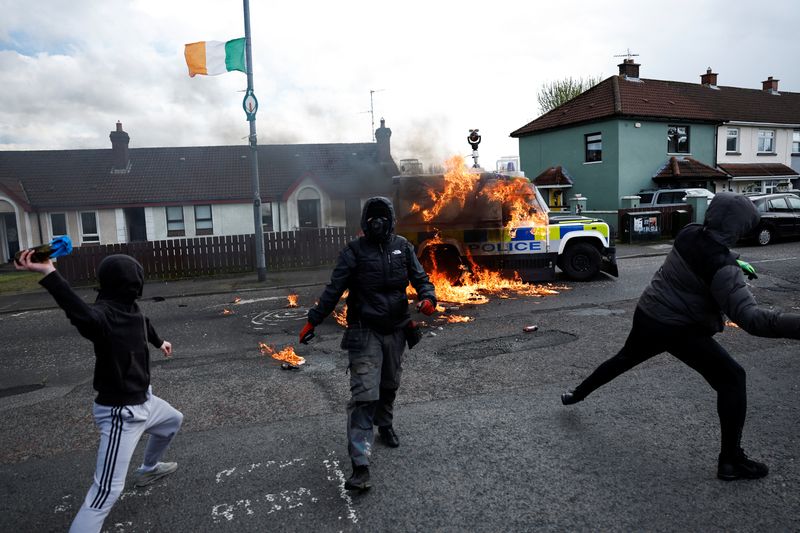 &copy; Reuters. Membros do grupo nacionalista 'Republicanos dissidentes' atiram coquetéis molotov contra carro da polícia enquanto nacionalistas realizam manifestação contra acordo de paz em seu 25º aniversário, em Londonderry, Irlanda do Norte
10/04/2023
REUTERS/C