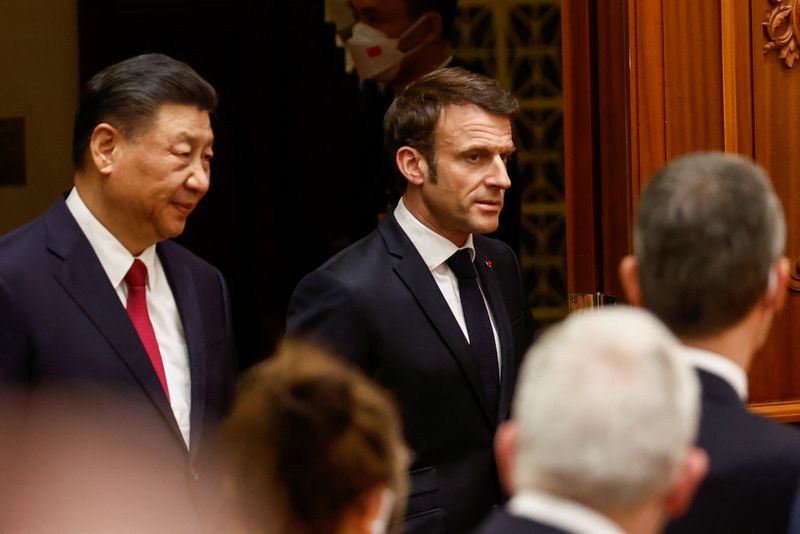 &copy; Reuters. Chinese President Xi Jinping and French President Emmanuel Macron attend a signing ceremony at the Great Hall of the People, in Beijing, China, April 6, 2023. REUTERS/Gonzalo Fuentes