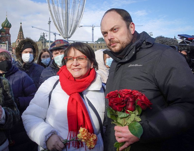 &copy; Reuters. Yulia Galyamina e Vladimir Kara-Murza colocam flores no local do assassinato do político da oposição russa Boris Nemtsov durante celebração do 6º aniversário da morte de Nemtsov, no centro de Moscou
21/02/2021
REUTERS/Tatyana Makeyeva