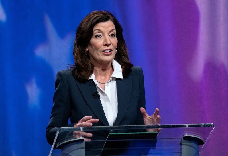 © Reuters. New York Governor Kathy Hochul speaks as she faces off with New York Public Advocate Jumaane Williams and Congressman Tom Suozzi, D-N.Y., (not pictured) during a New York Governor primary debate in New York, U.S., June 16, 2022. Craig Ruttle/Pool via REUTERS