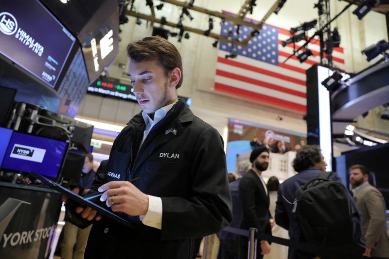 &copy; Reuters. Traders operam no pregão da Bolsa de Valores de Nova York
31/03/2023
REUTERS/Andrew Kelly
