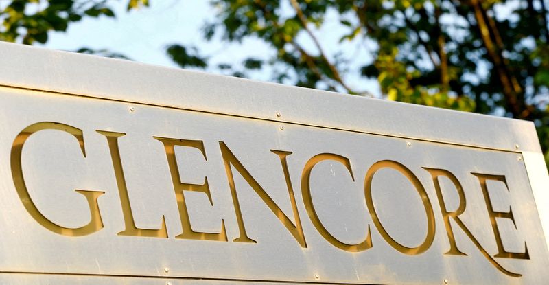 &copy; Reuters. FILE PHOTO: The logo of commodities trader Glencore is pictured in front of the company's headquarters in Baar, Switzerland, July 18, 2017.  REUTERS/Arnd Wiegmann