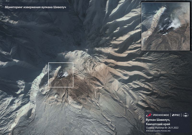 &copy; Reuters. Imagem de satélite mostra o vulcão Shiveluch na península de Kamchatka, na Rússia 
26/11/2022
Roscosmos/Divulgação via REUTERS 