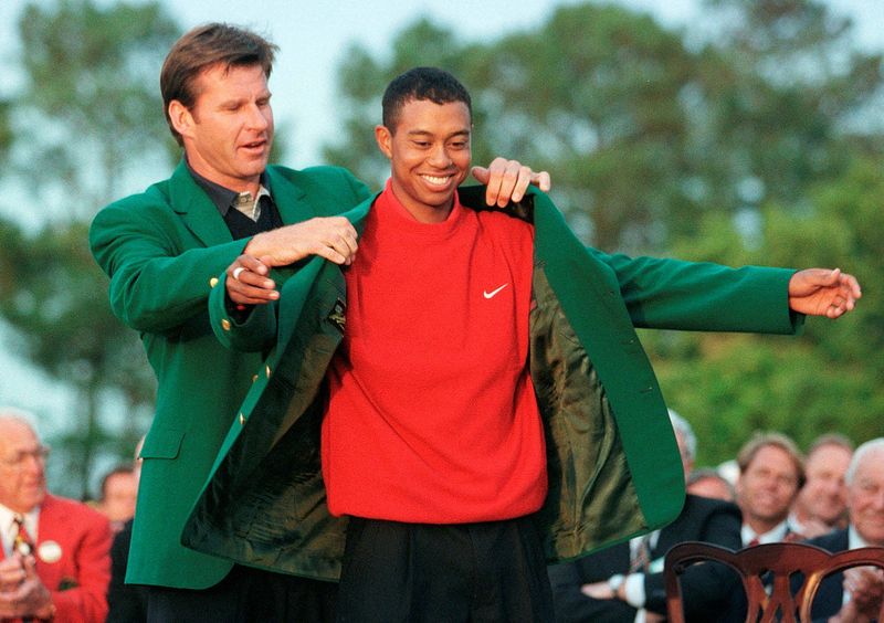 &copy; Reuters. 　男子ゴルフのタイガー・ウッズ（右）が優勝した１９９７年のマスターズ・トーナメントで使用したボールが６万４１２４ドル（約８６０万円）で落札された。米ジョージア州オーガスタ