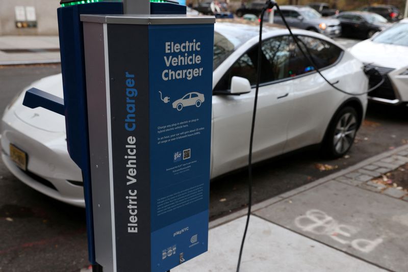 &copy; Reuters. FILE PHOTO: A electric vehicle charger is seen as a vehicle charges in Manhattan, New York, U.S., December 7, 2021. REUTERS/Andrew Kelly