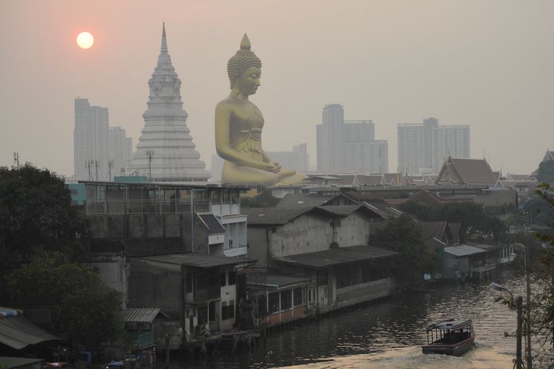 &copy; Reuters.  ４月１０日、タイ北部の都市チェンマイとその周辺地域で大気汚染のレベルが高まっている。バンコクで２月撮影（２０２３年　ロイター/Chalinee Thirasupa）