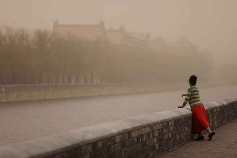 &copy; Reuters. 　中国の中央気象台は、首都・北京市など複数の地域が１２日まで激しい砂嵐に見舞われるとし、呼吸器疾患や視界不良に注意するよう呼びかけた。国営メディアが報じた。写真は３月に北