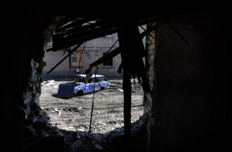 &copy; Reuters. سيارة مدمرة بسبب القصف الروسي تظهر من خلال فتحة في جدار مدمر في مبنى سكني تعرض للقصف خلال القتال العنيف ببلدة تشاسيف يار الواقعة غرب مدينة ب