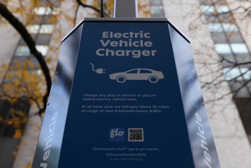 © Reuters. FILE PHOTO: An electric vehicle charger is seen in Manhattan, New York, U.S., December 7, 2021. REUTERS/Andrew Kelly