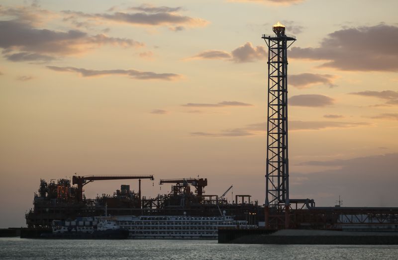 &copy; Reuters. FILE PHOTO: Infrastructure on D Island, the main processing hub, is pictured at the Kashagan offshore oil field in the Caspian sea in western Kazakhstan August 21, 2013.  REUTERS/Stringer 