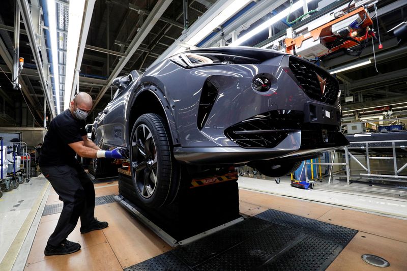 &copy; Reuters. FILE PHOTO: A new Formentor car by SEAT Cupra is assembled on the factory assembly line in Martorell, near Barcelona, Spain, September 29, 2020. REUTERS/Albert Gea/File Photo