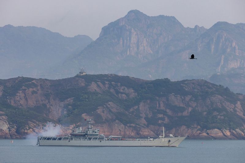 &copy; Reuters. Un buque de guerra chino dispara durante un simulacro militar en la costa china cerca de Fuzhou, provincia de Fujian, frente a las islas Matsu controladas por Taiwán, China, 11 de abril de 2023. REUTERS/Thomas Peter