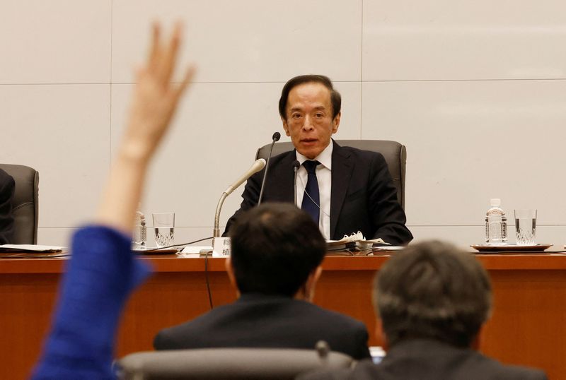&copy; Reuters. FILE PHOTO: A reporters raises her hand to ask questions to Bank of Japan Governor Kazuo Ueda at a news conference at the bank headquarters in Tokyo, Japan, April 10, 2023. REUTERS/Kim Kyung-Hoon/Pool