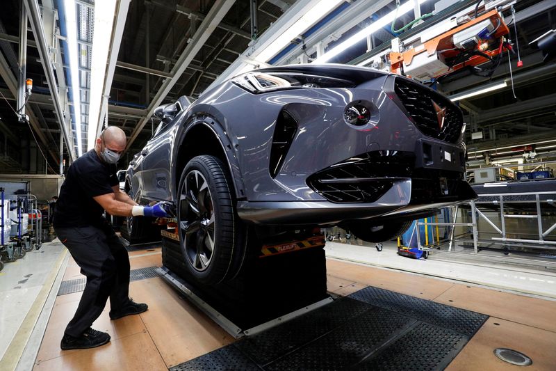 &copy; Reuters. FOTO DE ARCHIVO. Un nuevo coche Formentor de SEAT Cupra se ensambla en la línea de montaje de la fábrica en Martorell, cerca de Barcelona, Cataluña, España. 29 de septiembre de 2020. REUTERS/Albert Gea