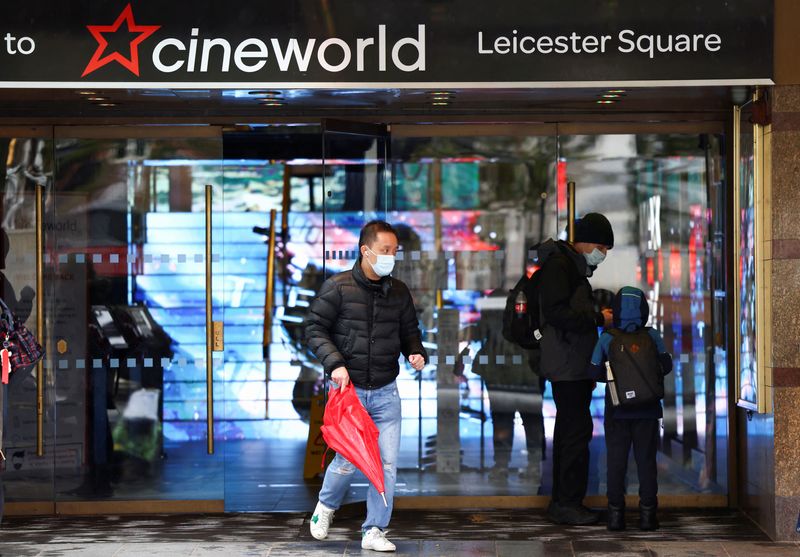 © Reuters. FILE PHOTO: People are seen at a Cineworld in Leicester’s Square, amid the coronavirus disease (COVID-19) outbreak in London, Britain, October 4, 2020. REUTERS/Henry Nicholls/File Photo