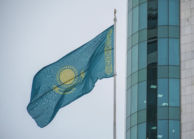 &copy; Reuters. Le drapeau national du Kazakhstan flotte à Astana. /Photo prise le 13 janvier 2023/REUTERS/Turar Kazangapov