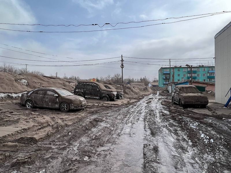 © Reuters. A view shows cars covered in volcanic dust following the eruption of Shiveluch volcano in the settlement of Klyuchi on the Kamchatka Peninsula, Russia April 11, 2023. Official page of Oleg Bondarenko, Head of the Ust-Kamchatsky municipal district/Handout via REUTERS 