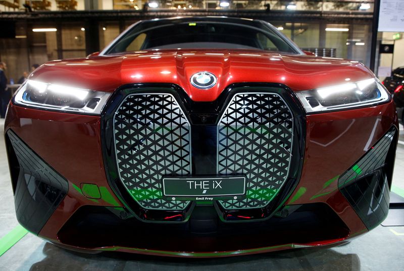 © Reuters. FILE PHOTO: An electric-powered BMW iX xDrive 50 car is seen during a media preview at the Auto Zurich Car Show in Zurich, Switzerland November 3, 2021. REUTERS/Arnd Wiegmann/File Photo