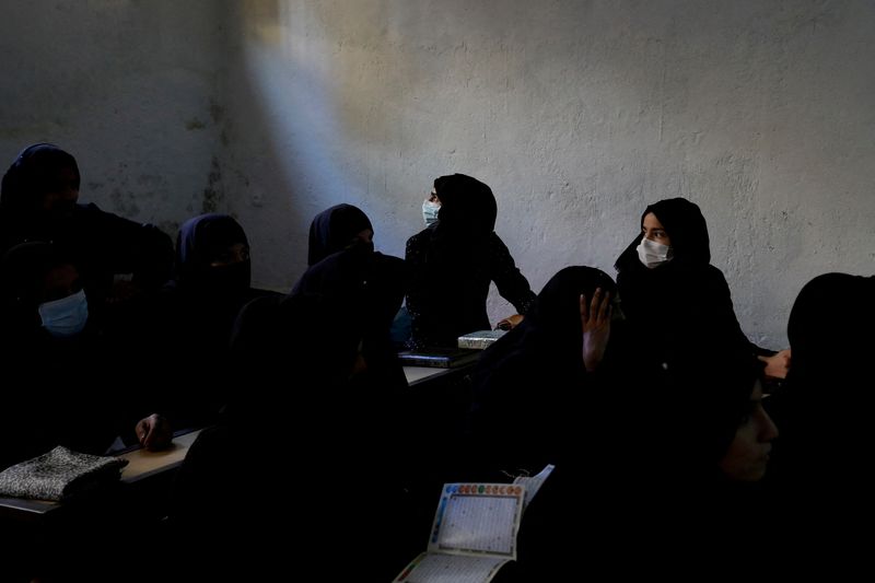 © Reuters. FILE PHOTO: Afghan women learn how to read the Koran in a madrasa or religious school in Kabul, Afghanistan, October 8, 2022. REUTERS/Ali Khara