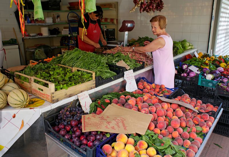 &copy; Reuters. FILE PHOTO: A woman buys fruit and vegetables in a street market in Rome, Italy, August 11, 2016. Picture taken August 11, 2016. REUTERS/Max Rossi