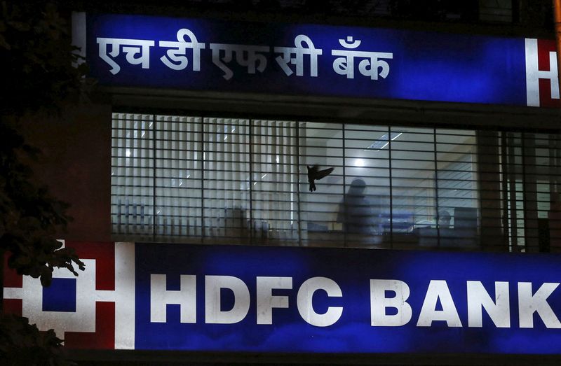 &copy; Reuters. FILE PHOTO: A bird flies past a window of a HDFC Bank branch office in Mumbai, India, October 21, 2015. REUTERS/Shailesh Andrade