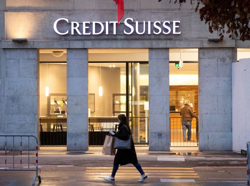 &copy; Reuters. FOTO DE ARCHIVO. El logo de Credit Suisse en una sucursal del banco, en Berna, Suiza