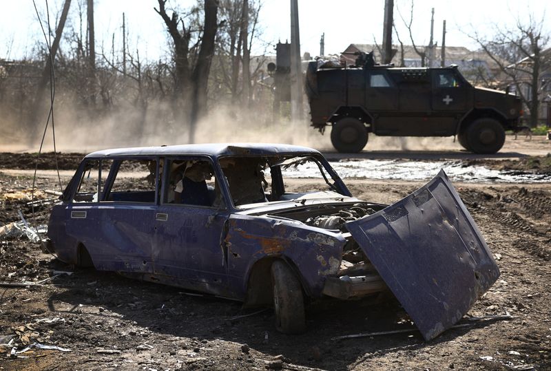 &copy; Reuters. Veículo militar passa por carro destruído durante combates em Bakhmut, Ucrânia
10/04/2023
REUTERS/Kai Pfaffenbach