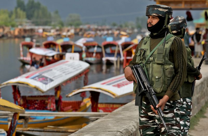 &copy; Reuters. Policial indiano faz guarda em Dal Lake, um famoso ponto turístico em Srinagar
26/05/2022 REUTERS/Danish Ismail