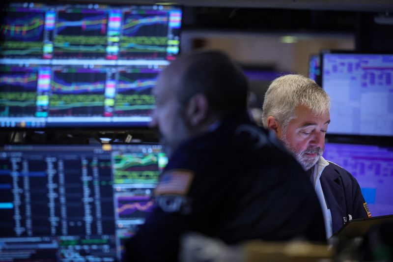 &copy; Reuters. متعاملان يتابعان مؤشرات الأسهم في بورصة نيوروك يوم 30 مارس آذار 2023. تصوير: برندان مكدرميد - رويترز.