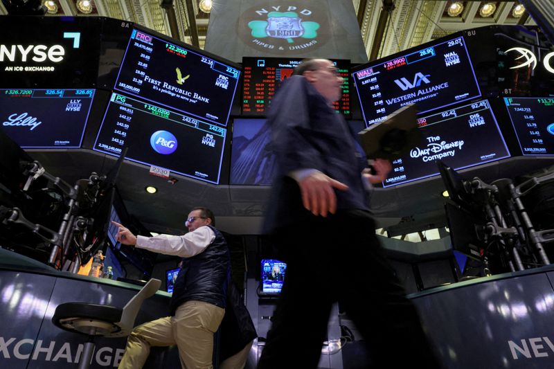 &copy; Reuters. Photo d'archives de traders à la bourse de New York. /Photo prise le 16 mars 2023 à New York, aux Etats-Unis/REUTERS/Brendan McDermid