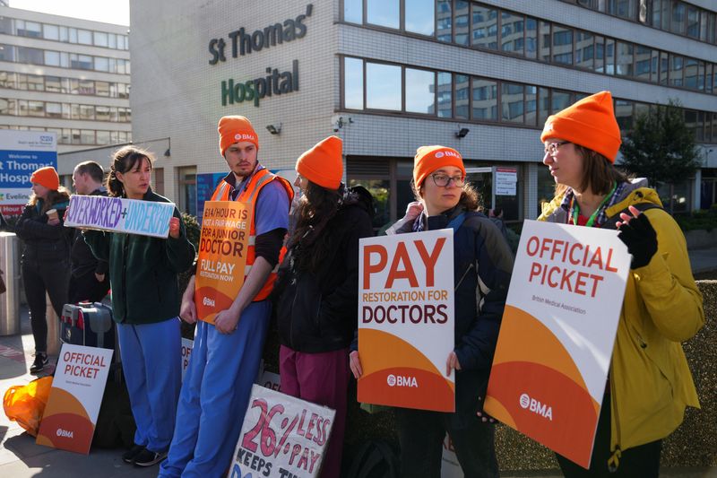 &copy; Reuters. Médicos em formação realizam greve por aumento de salários em Londres
11/04/2023 REUTERS/Maja Smiejkowska