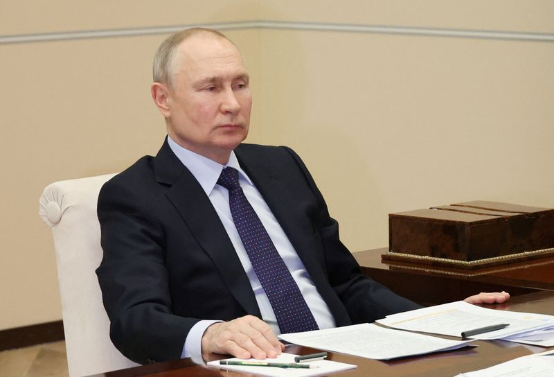 &copy; Reuters. الرئيس الروسي فلاديمير بوتين خلال اجتماع خارج موسكو يوم الثلاثاء. صورة لرويترز من وكالة أنباء سبوتنيك.