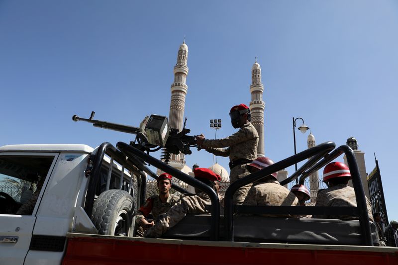 &copy; Reuters. أفراد بالشرطة العسكرية اليمنية يقومون بدورية بموقع جنازة مقاتلين حوثيين لقوا حتفهم خلال اشتباكات مع القوات الحكومية في صنعاء - صورة من أرشي
