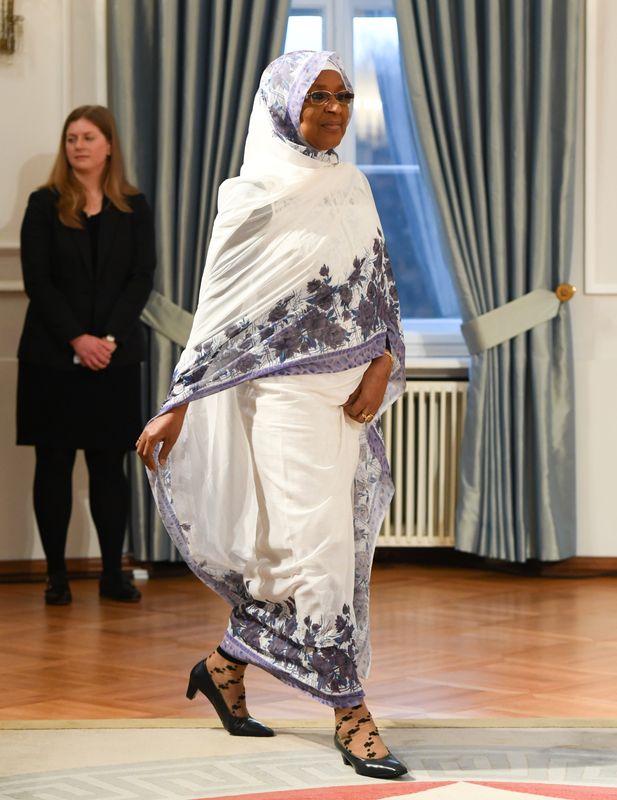 © Reuters. سفيرة تشاد لدى ألمانيا مريم على موسى في حفل استقبال لأعضاء الهيئة الدبلوماسية في برلين. صورة من أرشيف رويترز