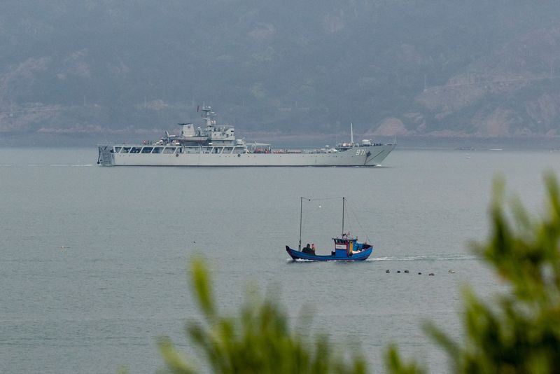 &copy; Reuters. سفينة حربية صينية تشارك في مناورة عسكرية قبالة الساحل الصيني بالقرب من فوتشو بمقاطعة فوجيان في الصين يوم الثلاثاء. تصوير: توماس بيتر - رويتر
