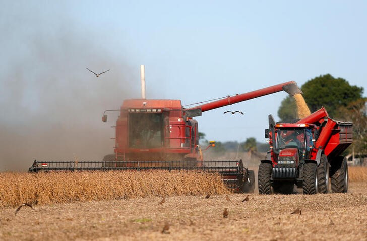 &copy; Reuters. FOTO DE ARCHIVO. Una máquina cosecha soja en tierras de cultivo en Chivilcoy, en las afueras de Buenos Aires, Argentina