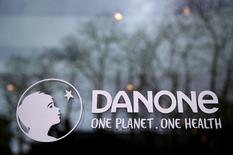 &copy; Reuters. Photo d'archives du logo du groupe Danone. /Photo prise le 18 février 2021 à Rueil-Malmaison, France/REUTERS/Gonzalo Fuentes