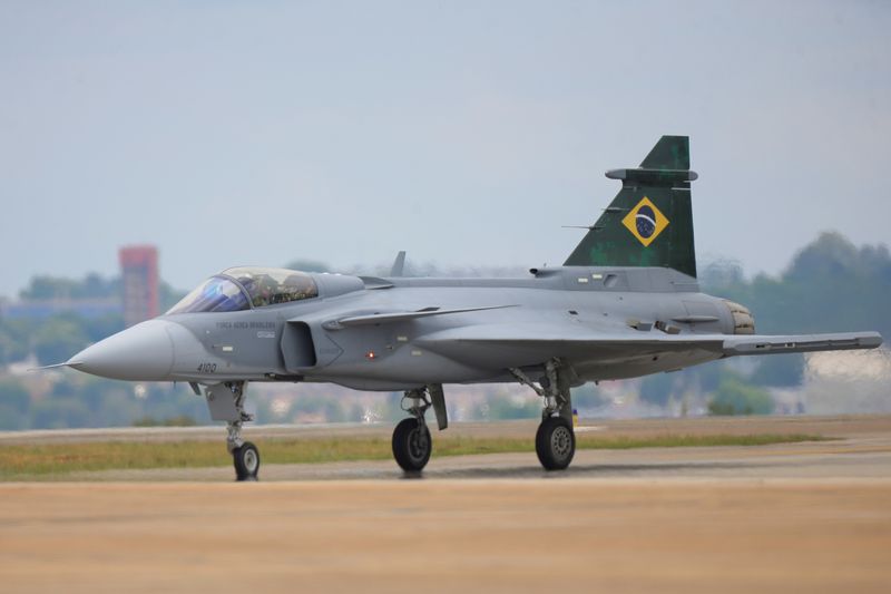 &copy; Reuters. Caça Gripen F-39E da Força Aérea Brasileira é visto durante cerimônia do Dia do Aviador na Base Aérea de Brasília
23/10/2020
REUTERS/Adriano Machado