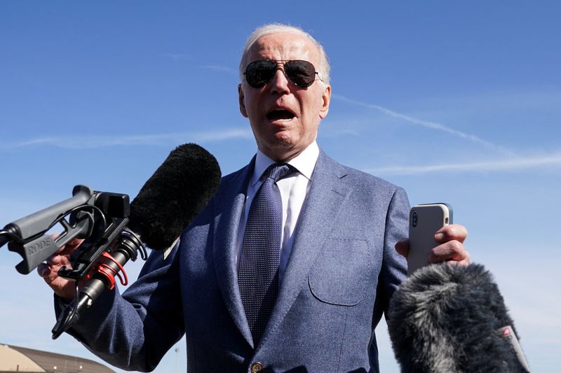 &copy; Reuters. El presidente de Estados Unidos, Joe Biden, habla con los periodistas mientras embarca en el Air Force One para viajar a Irlanda, a su salida de la Base Conjunta Andrews, Maryland, Estados Unidos, 11 de abril de 2023. REUTERS/Kevin Lamarque